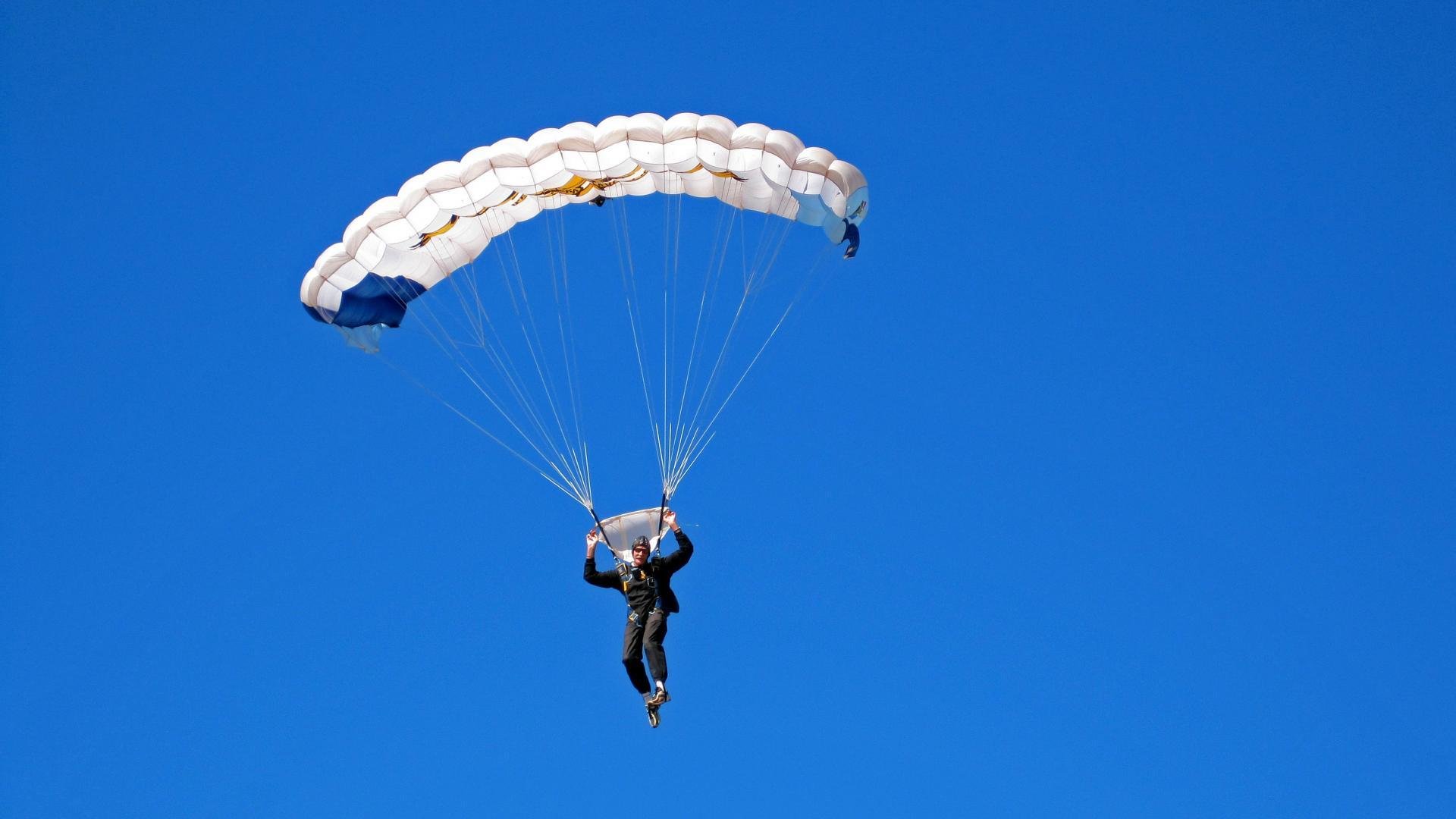 九游娱乐在线官网-大型无人机飞行赛，科技助力新型运动体验，无人机比赛现场